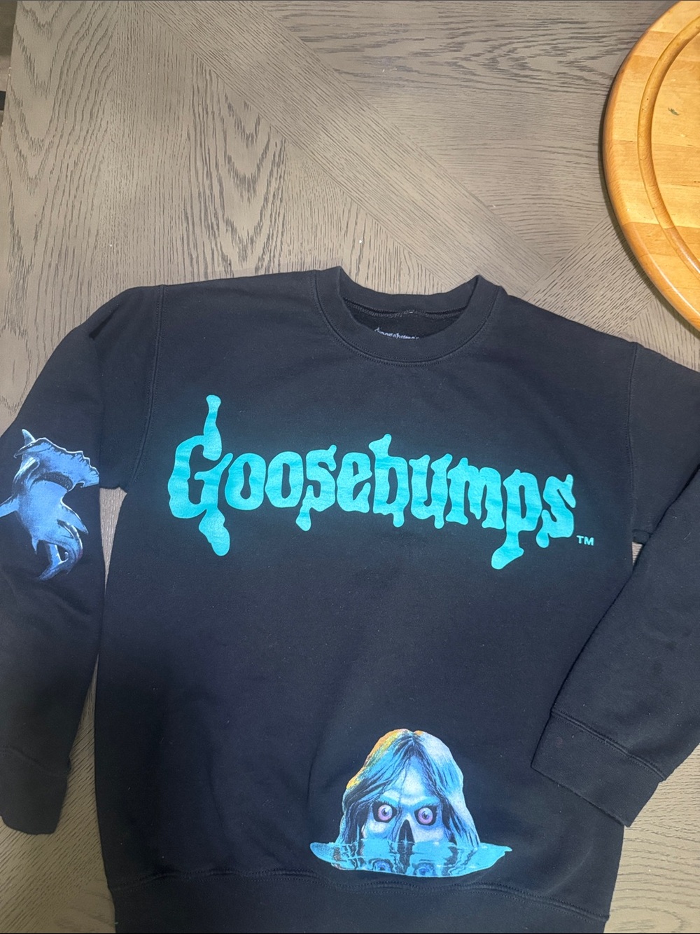 Black Crewneck with Teal Goosebumps Graphic size s/p small